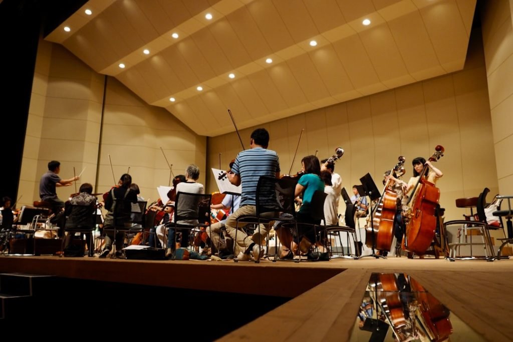 ensayo de orquesta en auditorio