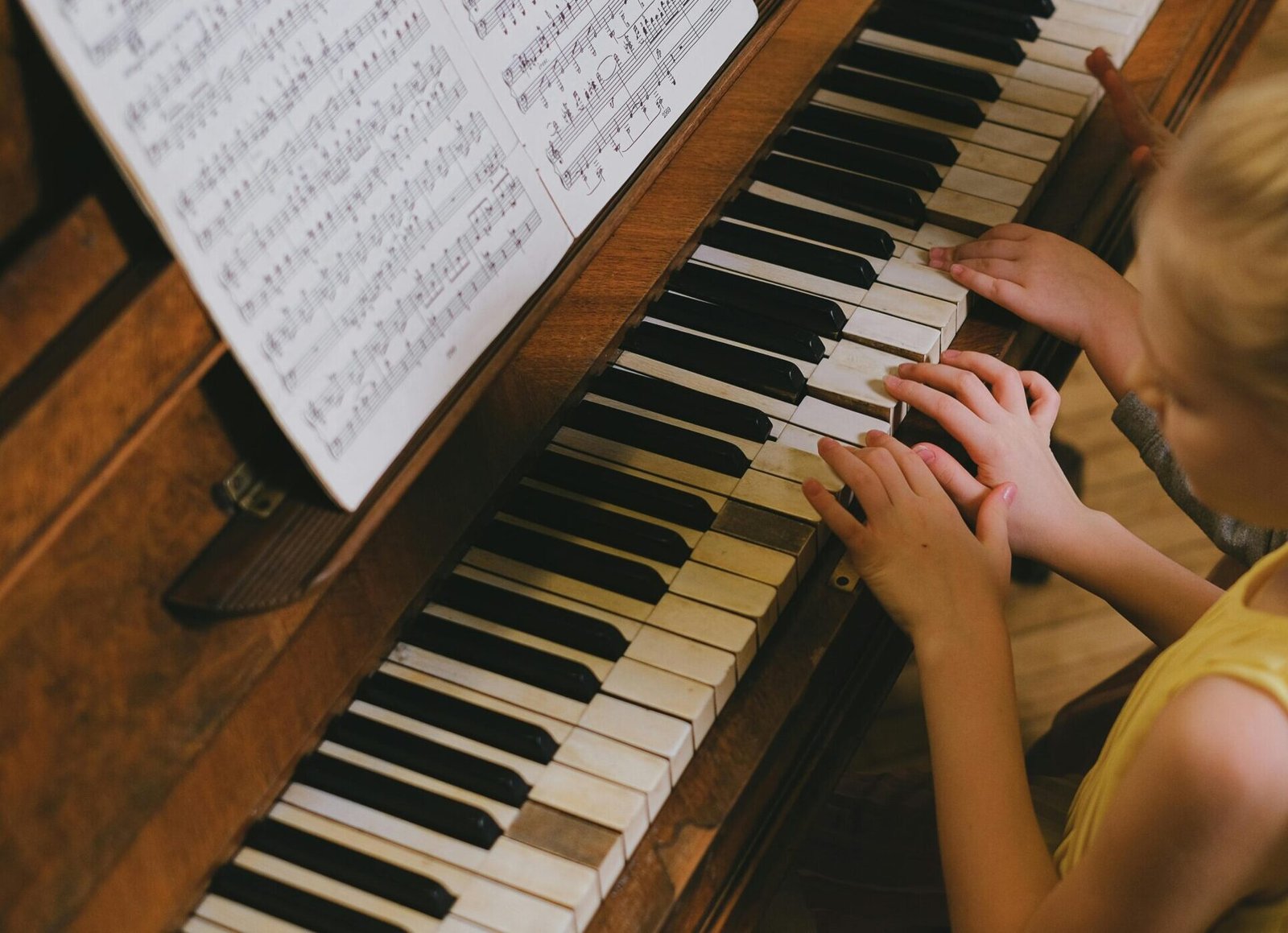 niña tocando piano